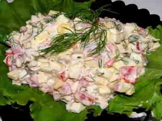 Слоеный салат с крабовыми палочками